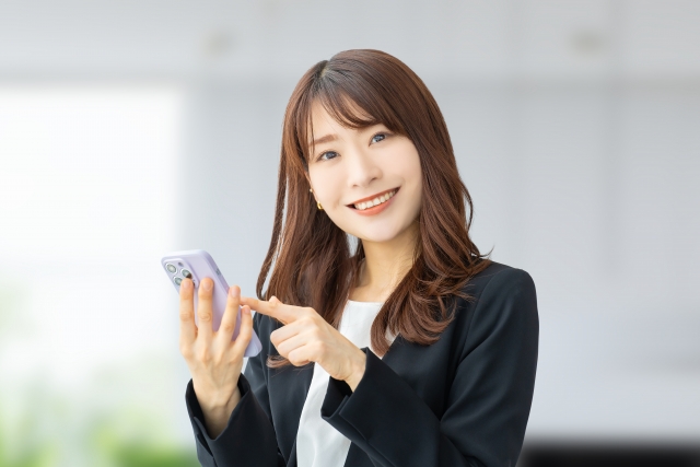 スマホを持つ女性