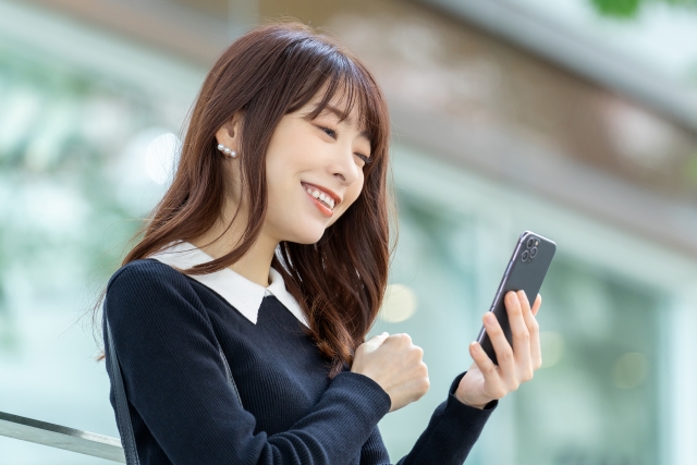 スマホを見る女性