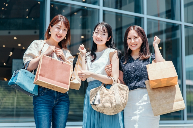 ショッピングでバッグを抱える女性たち