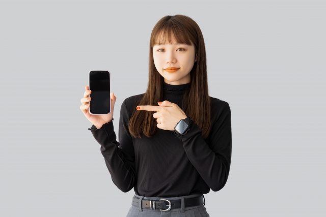 スマホを指差す女性