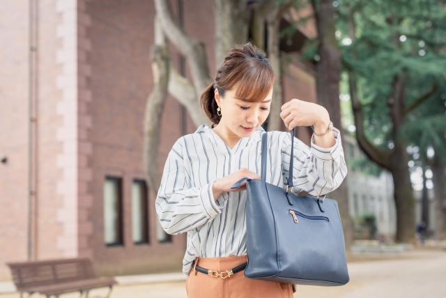 バッグの中身を見る女性